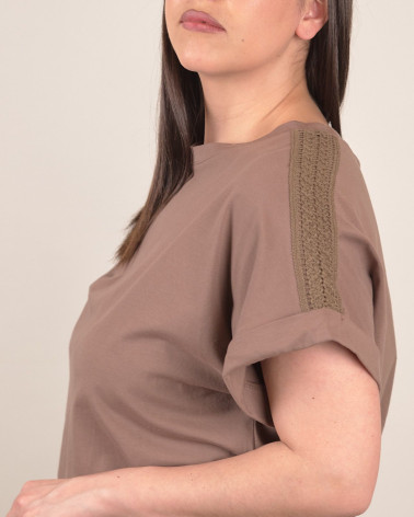 T-shirt in cotone con spalle traforate