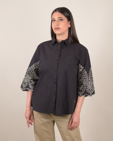 Camicia con maniche ricamate a kimono