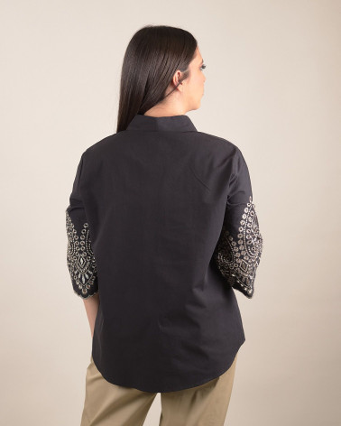 Camicia con maniche ricamate a kimono