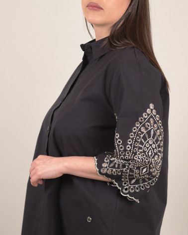 Camicia con maniche ricamate a kimono