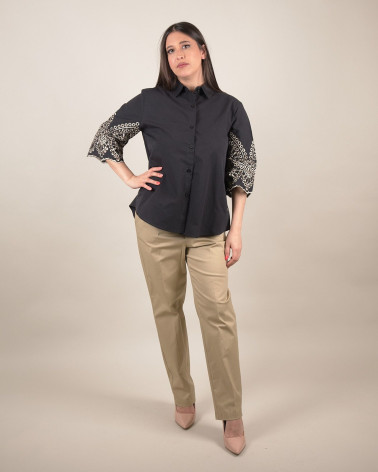 Camicia con maniche ricamate a kimono