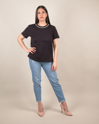 T-shirt in cotone con collana gioiello