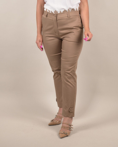 Pantaloni biscotto in cotone con bottone al fondo