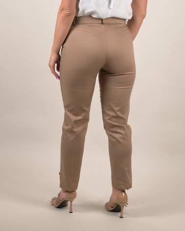 Pantaloni biscotto in cotone con bottone al fondo