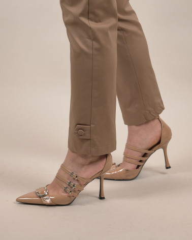 Pantaloni biscotto in cotone con bottone al fondo