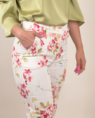 Pantaloni con motivo fiorito e risvolto