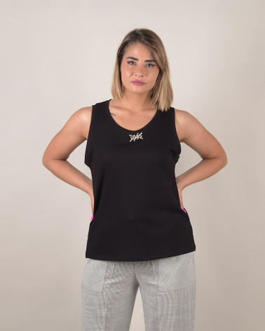 Top a costine con applicazione gioiello