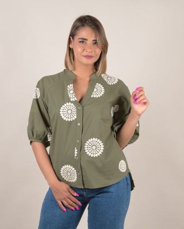 Camicia verde militare con ricami floreali
