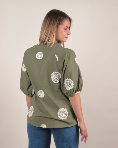 Camicia verde militare con ricami floreali