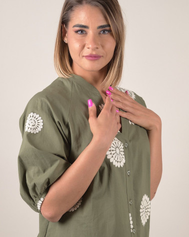 Camicia verde militare con ricami floreali