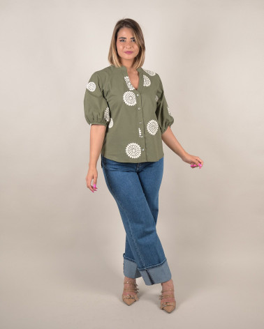 Camicia verde militare con ricami floreali