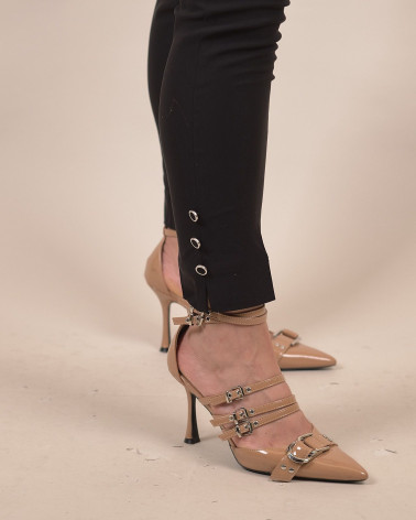 Pantaloni stretch con bottoncini