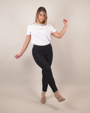 Pantaloni stretch con bottoncini