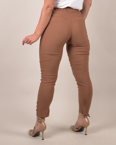 Pantaloni stretch con bottoncini