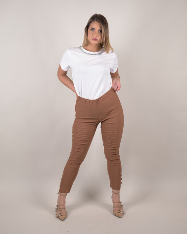 Pantaloni stretch con bottoncini
