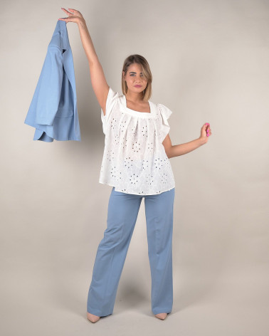 Top in sangallo con scollo quadrato