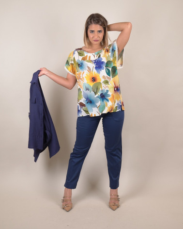 Blusa floreale con profilo decorato