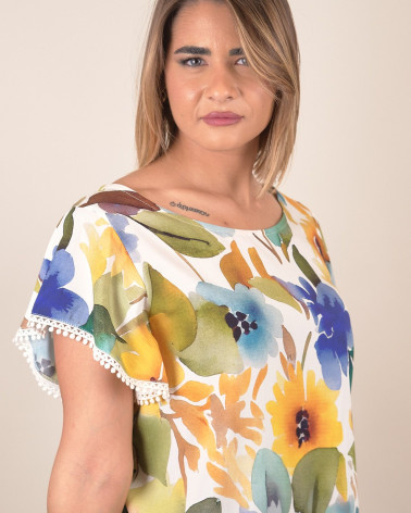 Blusa floreale con profilo decorato
