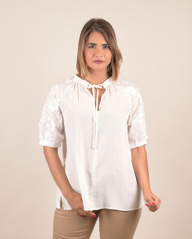 Camicia con maniche ricamate