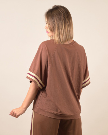 T-shirt marrone over con fasce manica