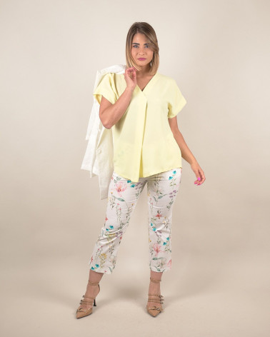 Blusa gialla con scollo a V e dettaglio frontale