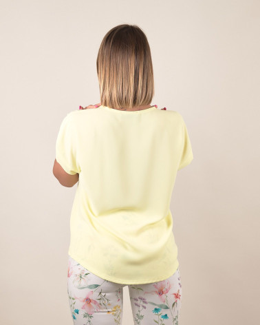 Blusa gialla con scollo a V e dettaglio frontale