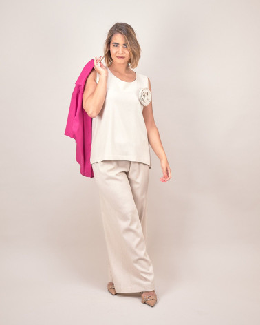 Top smanicato in lino con fiore decorativo