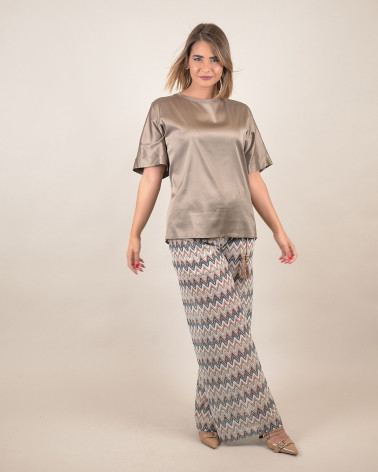 Blusa in raso con manica ampia