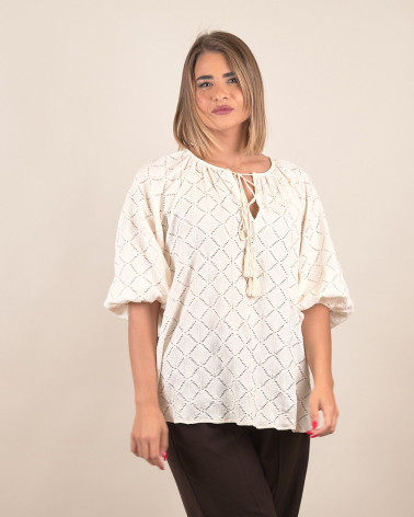 Blusa traforata con laccetti