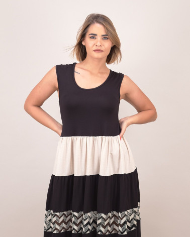 Abito smanicato bicolor con fascia ricamata