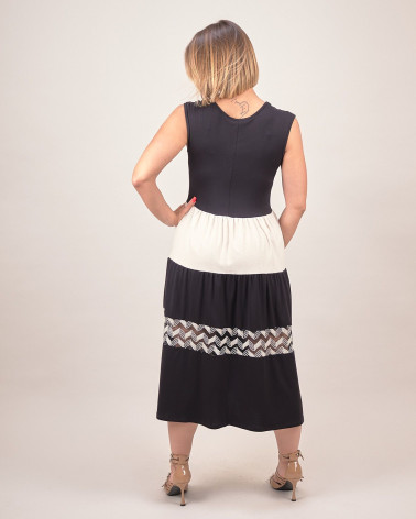 Abito smanicato bicolor con fascia ricamata