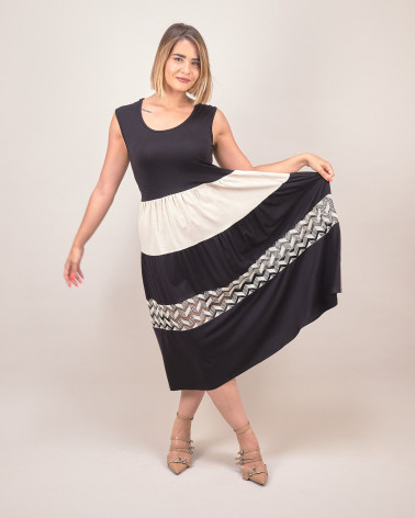 Abito smanicato bicolor con fascia ricamata