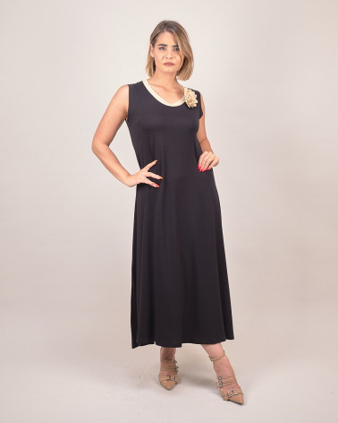 Abito lungo con fiore decorativo sullo scollo