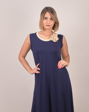 Abito lungo con fiore decorativo sullo scollo