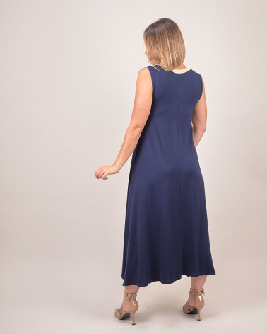 Abito lungo con fiore decorativo sullo scollo