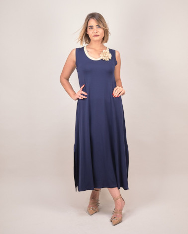 Abito lungo con fiore decorativo sullo scollo