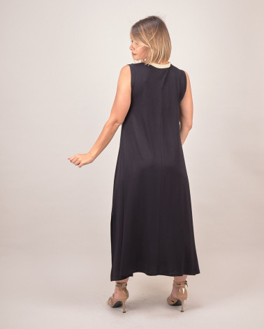 Abito lungo con fiore decorativo sullo scollo