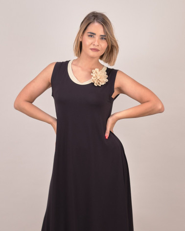 Abito lungo con fiore decorativo sullo scollo
