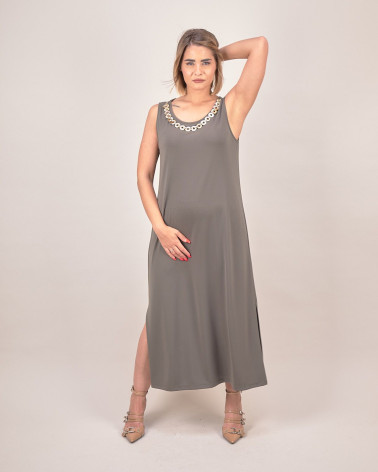 Abito lungo con scollo a catena