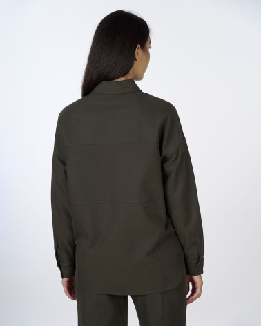 Camicia verde militare con bottoni a pressione
