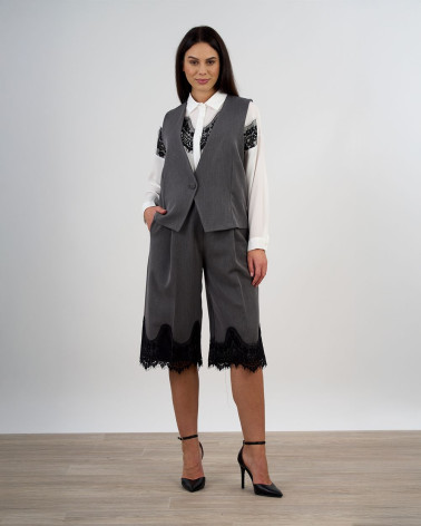 Gilet grigio con chiusura monopetto