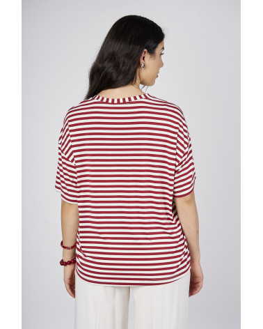 T-shirt over a righe rosse
