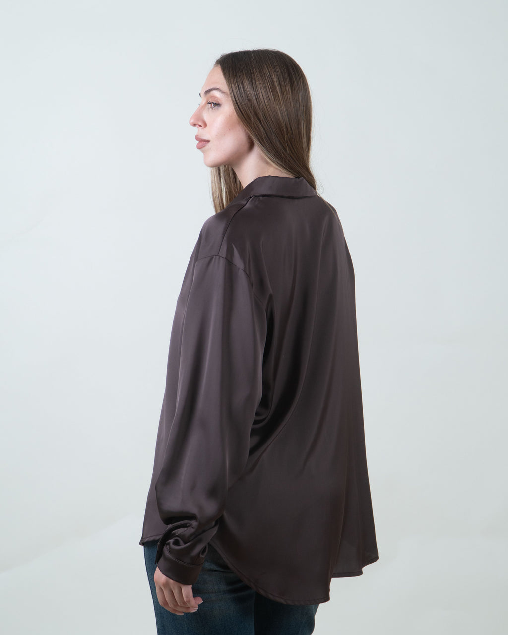Camicia moro satinata dalla linea morbida|Colore:Moro