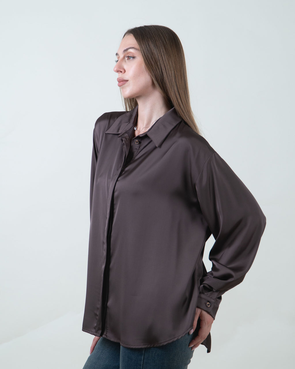 Camicia moro satinata dalla linea morbida|Colore:Moro