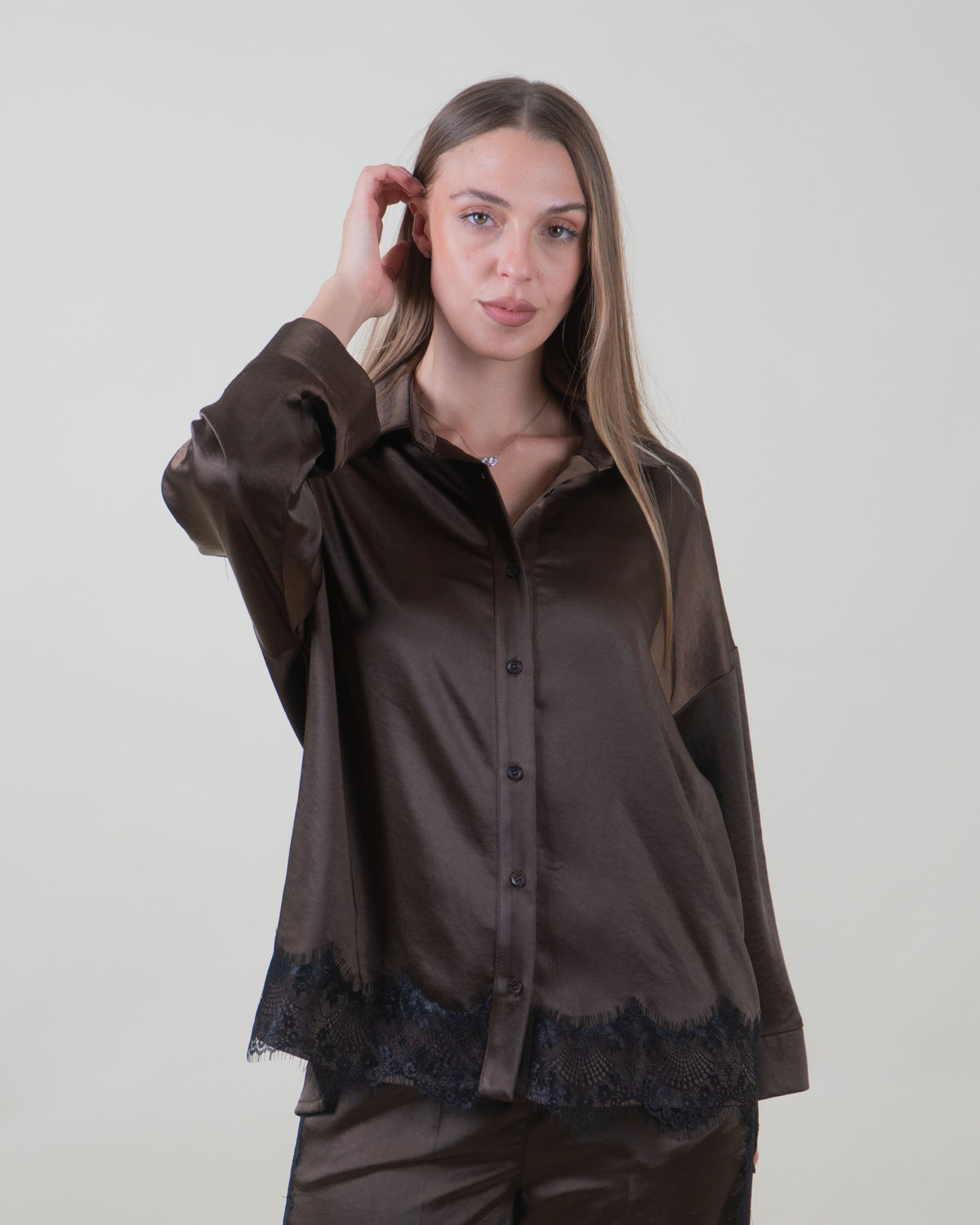 Camicia moro satinata con inserto in pizzo|Colore:Moro