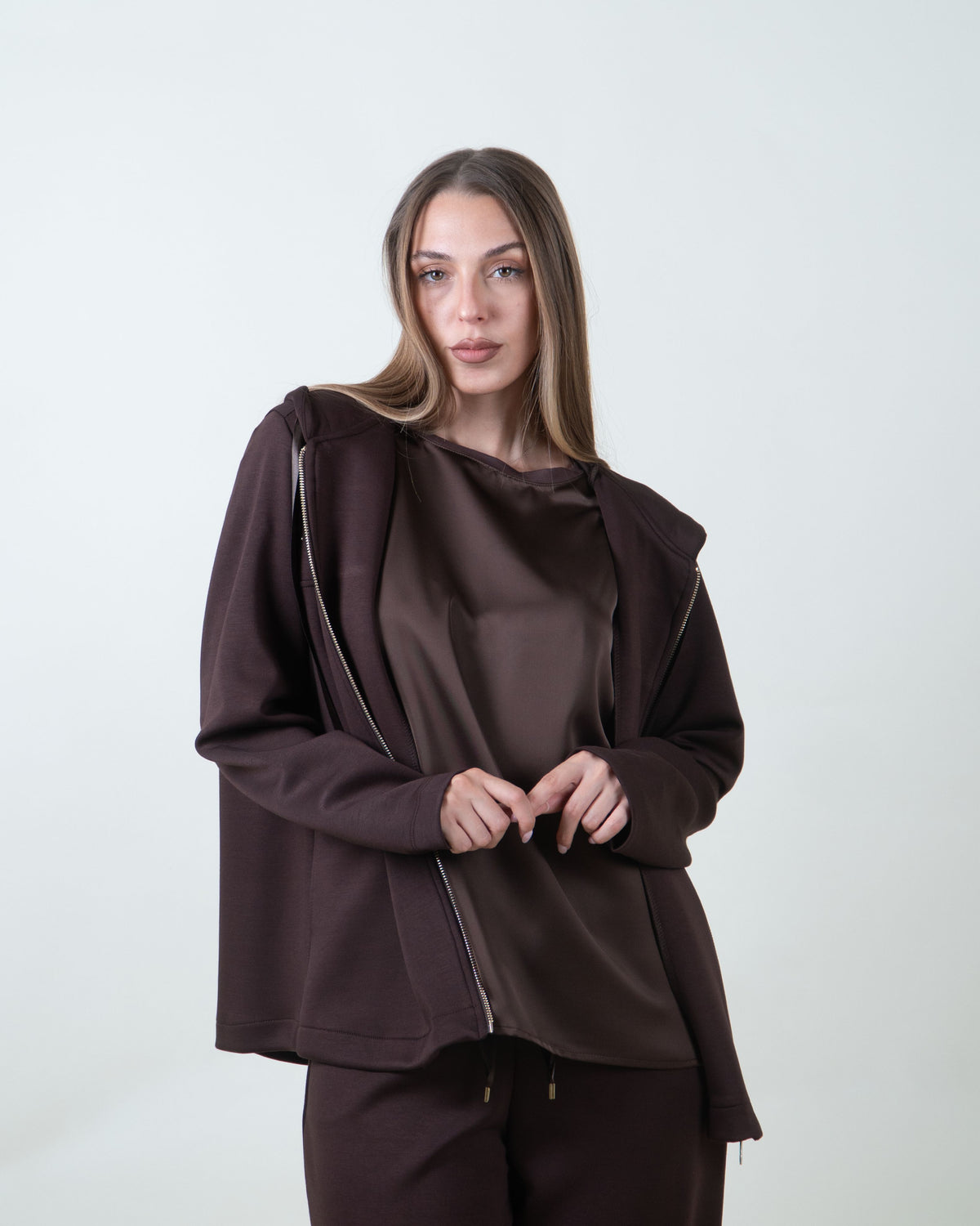 Felpa marrone con cappuccio e strass|Colore:Marrone