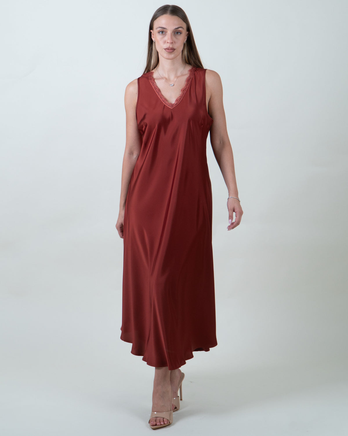 Abito lungo satinato bordeaux con pizzo|Colore:Mattone