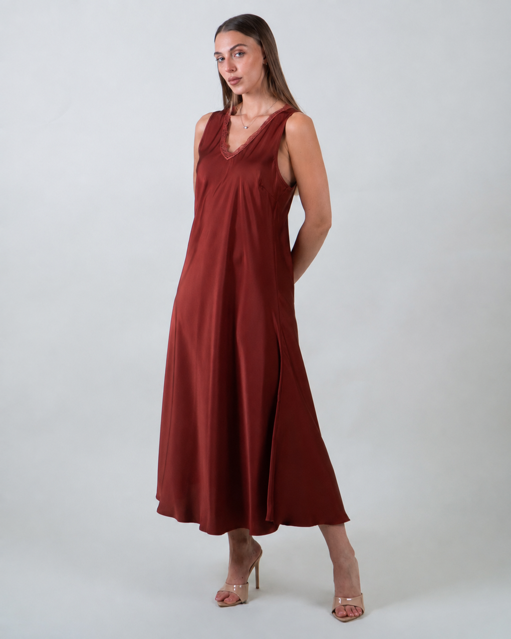 Abito lungo satinato bordeaux con pizzo|Colore:Mattone