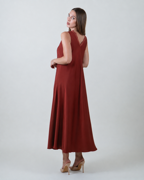 Abito lungo satinato bordeaux con pizzo|Colore:Mattone