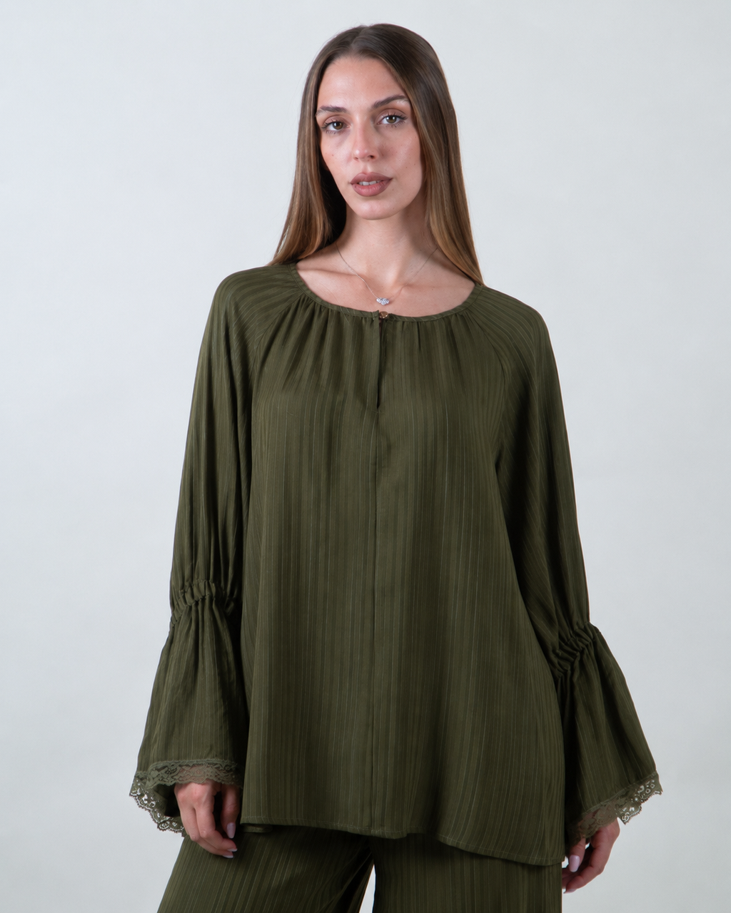 Blusa verde con maniche a campana e pizzo|Colore:Verde militare